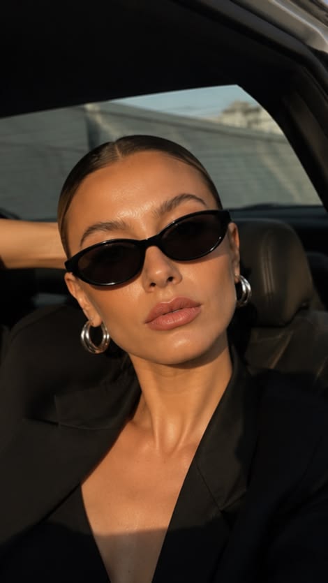 Customer wearing VORENIE sunglasses