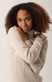 Maglione collo alto a trecce fini
