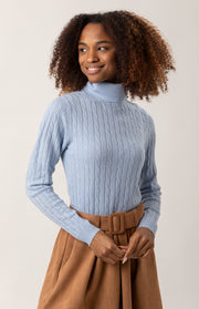 Maglione collo alto a trecce fini