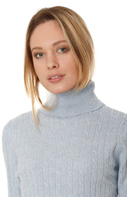 Maglione collo alto a trecce fini