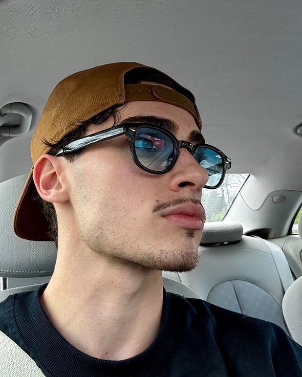 Customer wearing VORENIE sunglasses